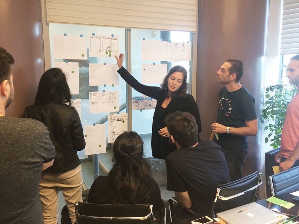 Atelier Idea Launchpad : équipe au travail devant un mur de post-it
